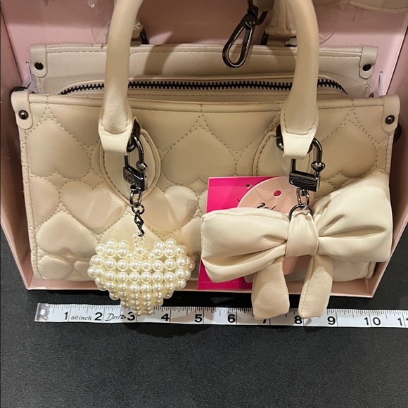 Betsey Johnson | “XO Roxie” w/ Crossbody & 2 Bag Charms (includes gift box) - Picture 9 of 12